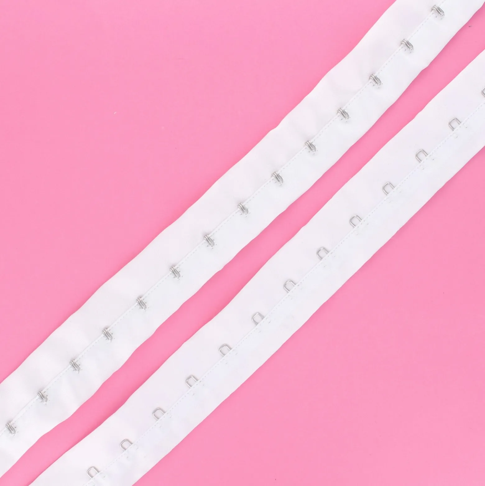 Agrafes sur Bande Satin Lingerie - Blanc x 50cm