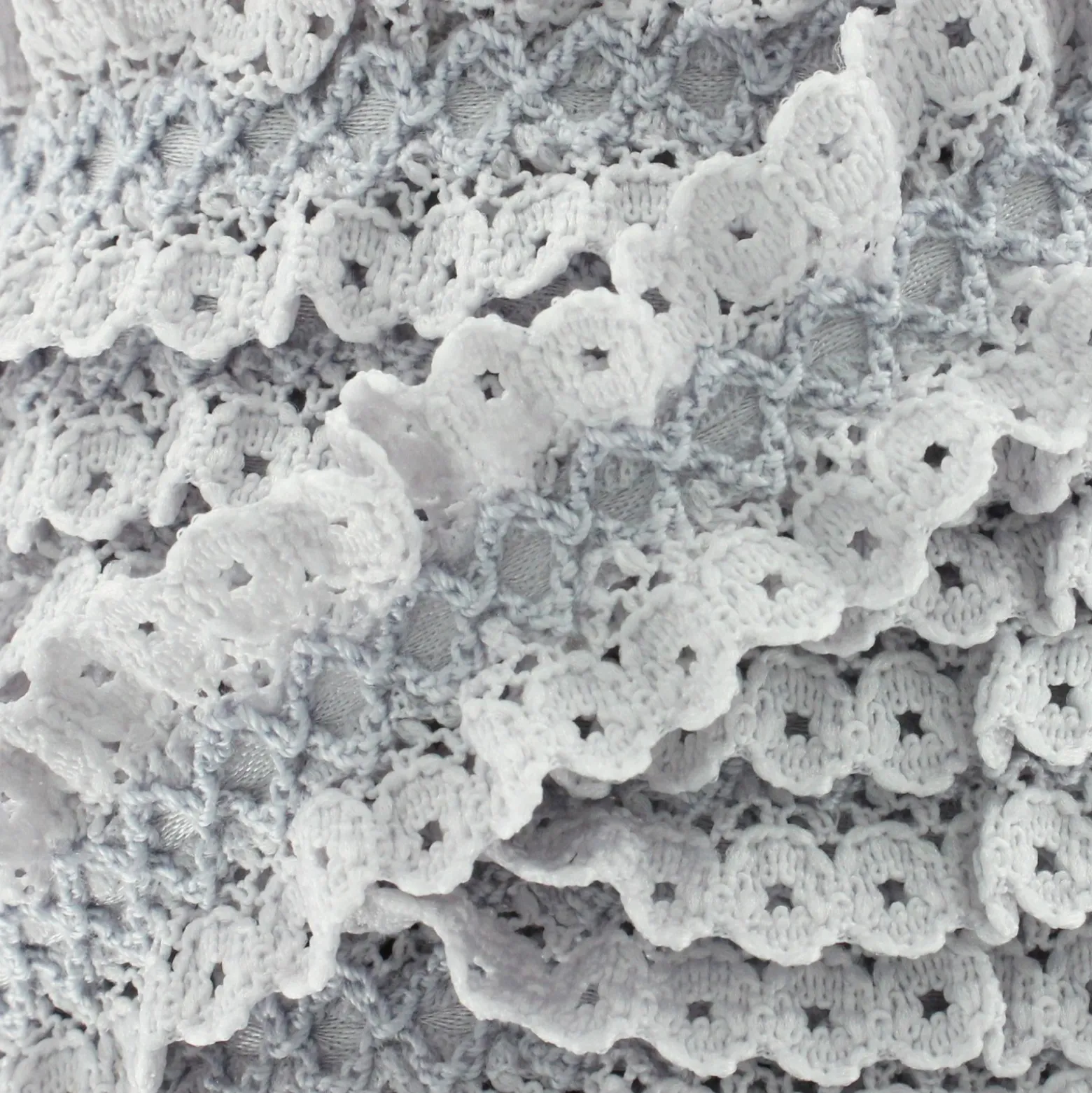 Dentelle froufrou sur ruban satin - gris clair