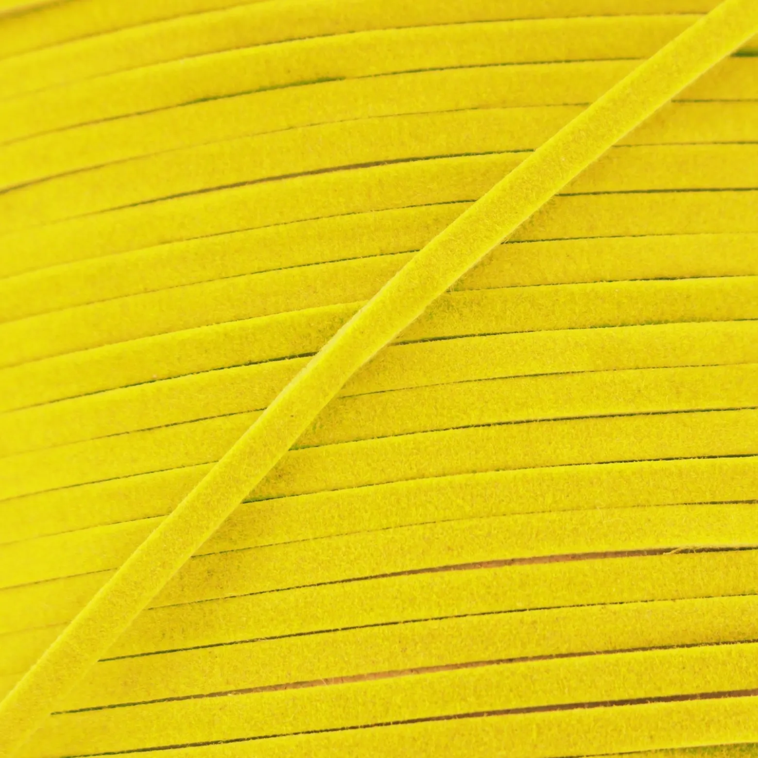 Lacet aspect daim jaune