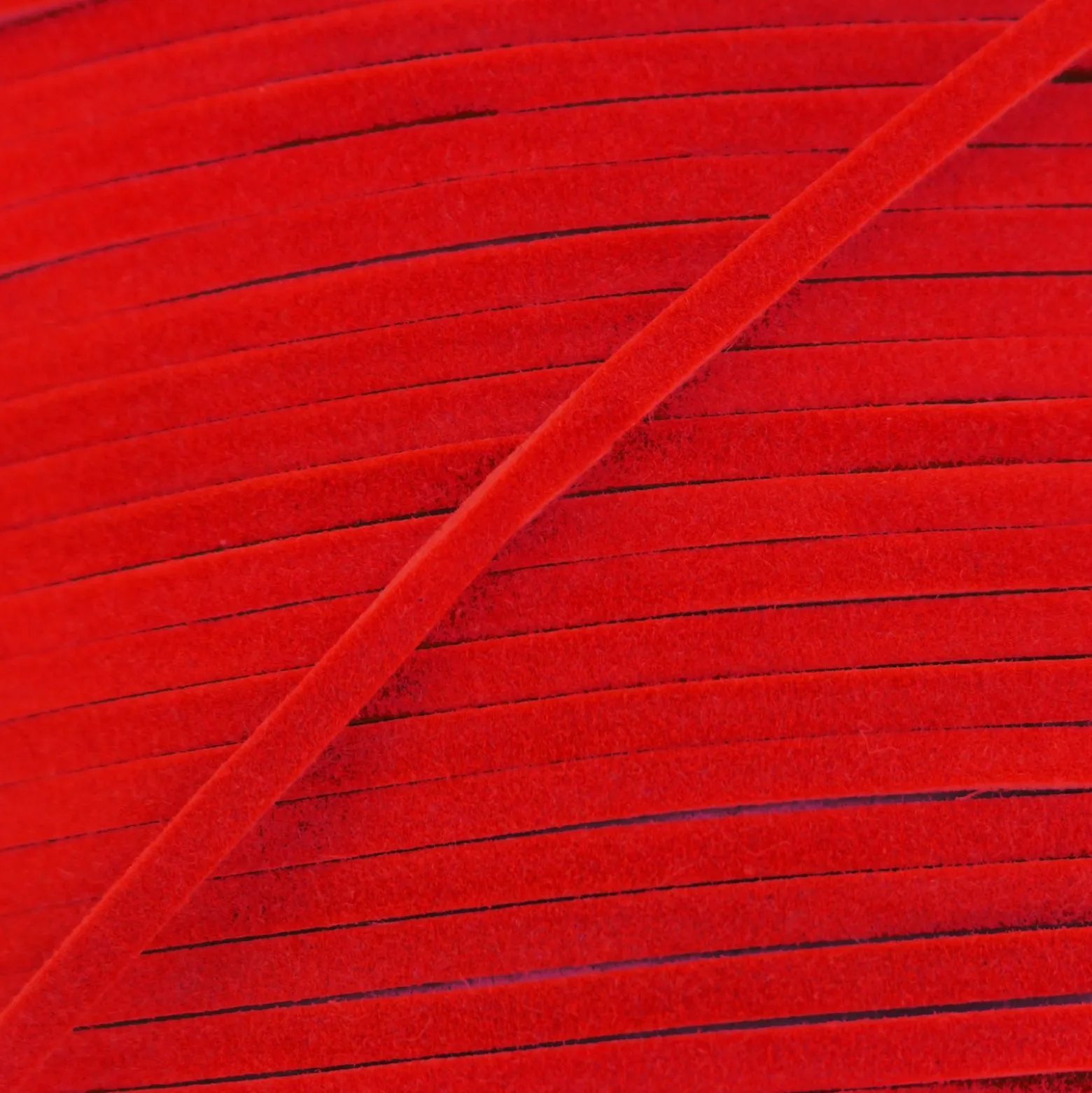 Lacet aspect daim rouge