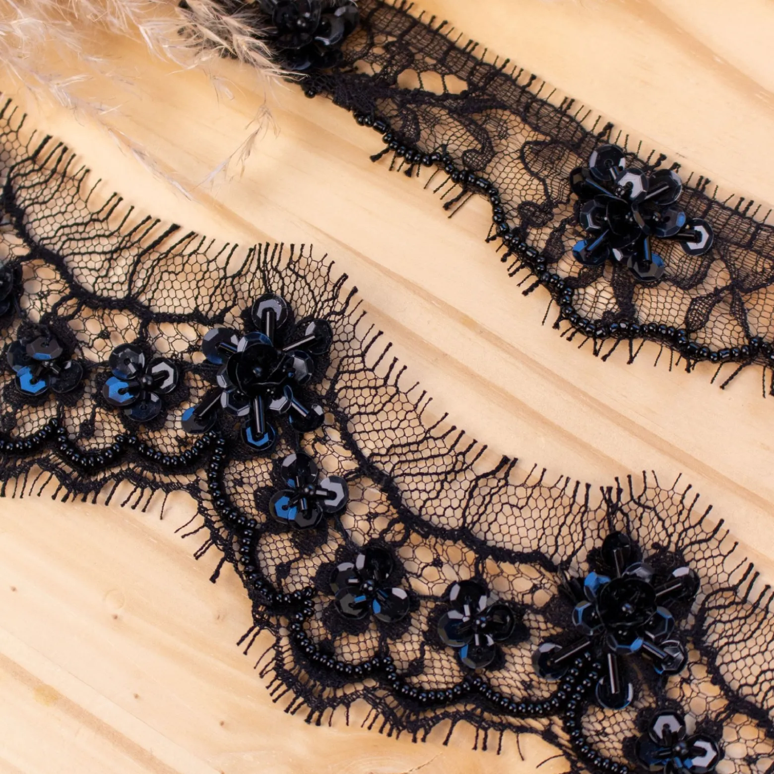 Ruban dentelle de Calais® perlée Camelia 60 mm - noir x 50cm
